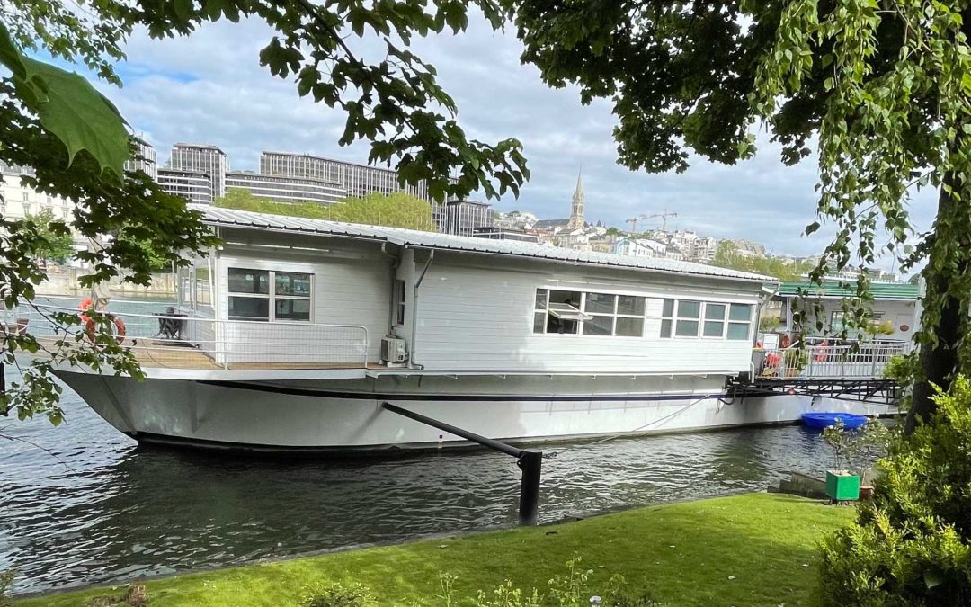 Houseboat Amarré le Long d’un Joli Jardin – 205m2