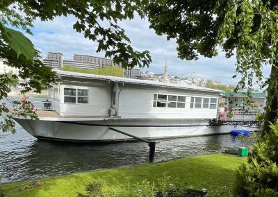 Houseboat, Amarré le Long d’un Joli Jardin – 205m2