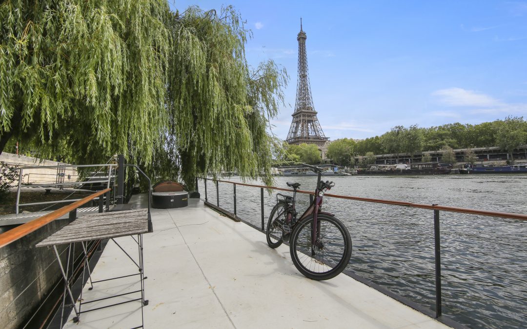 Vivre sur l’eau face à la Tour Eiffel – Bateau logement Paris 16e