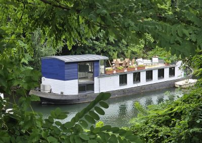À louer – bateau-logement lumineux avec terrasses et cadre exceptionnel