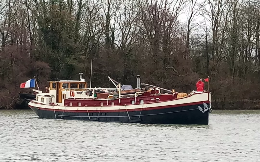 Paris (15e) Bateau Naviguant Joliment aménagé – 95m2
